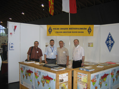Stoisko PZK odwiedza Ole LA2RR, Prezydent Komitetu Wykonawczego IARU R1 (drugi od lewej)